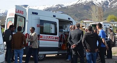 Köy muhtarının aracıyla öğrenci servisi çarpıştı