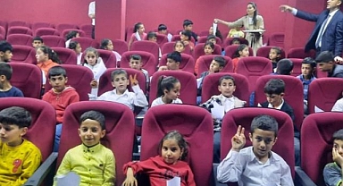 Köylü öğrencilerin sinema sevinci