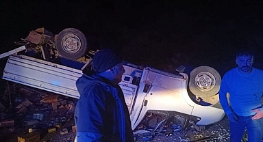 Lastiği patlayan kamyonet takla attı