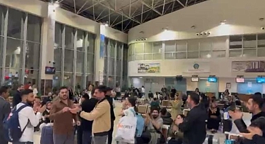 Lastiği patlayan uçak havalanmadı, yolcular isyan etti