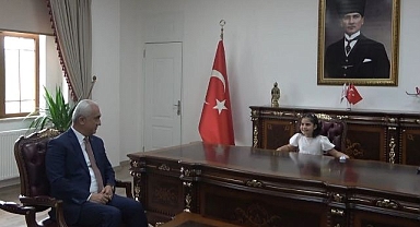 Makama oturur oturmaz çikolata istedi