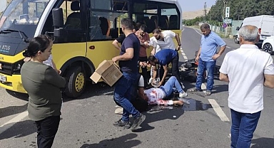 Minibüs ile motosiklet çarpıştı: 3 yaralı
