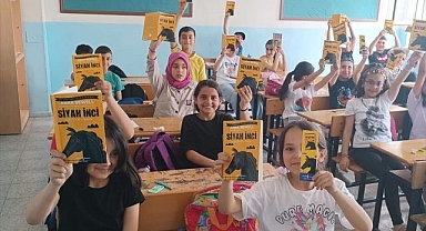 Miniklerin kitap aşkı...