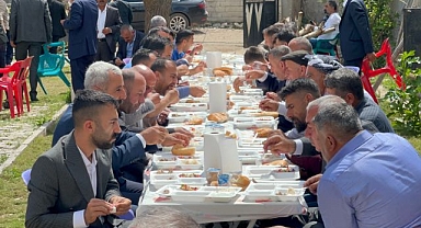 Muhtardan köylülere teşekkür yemeği