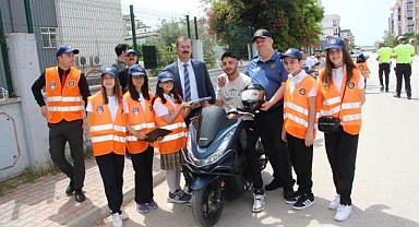 Öğrenciler sürücülere ücretsiz kask dağıttı