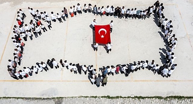 Öğrencilerden Türk bayraklarıyla kortej yürüyüşü