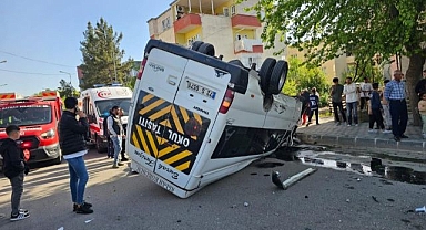 Otomobil ile çarpışan minibüs takla attı