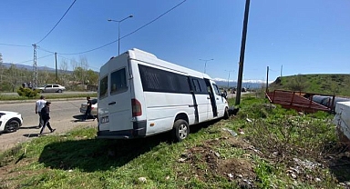 Otomobil ile minibüs çarpıştı