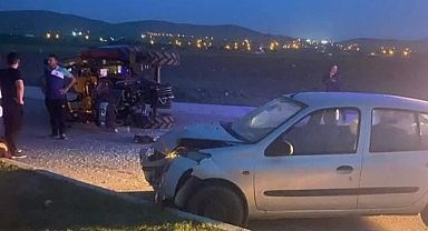 Otomobil ile traktör çarpıştı