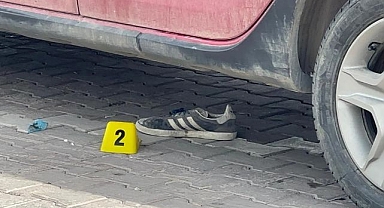 Otomobil yayaların arasına daldı