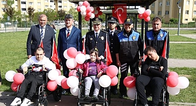 Polislerden akülü tekerlekli sandalye desteği