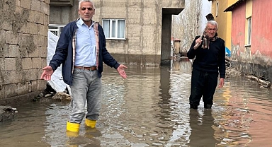 Sağanak yağışta evler sular altında kaldı