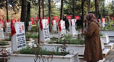 Şehitlikte hüzünlü bayram