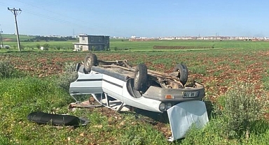 Takla atan otomobil tarlaya yuvarlandı
