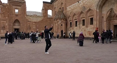 Tarihi saraya ziyaretçi akını