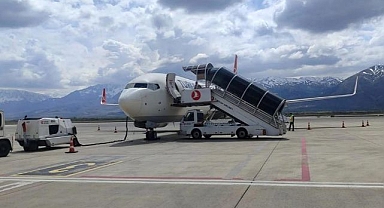 Uçak arızalanınca yolcular geri indirildi