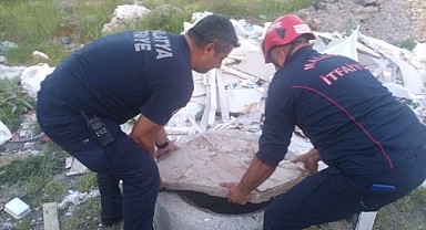 Üstü açık rögara düştü! 4 metre derinlikten çıkarıldı