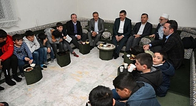 Vali Çiftçi, çocuklarla iftar yaptı
