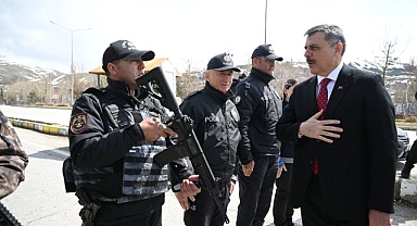 Vali Çiftçi, görev başındakileri unutmadı