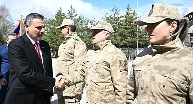 Vali Çiftçi Mehmetçikle bayramlaştı