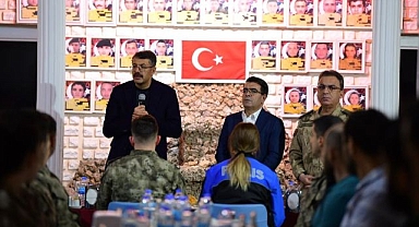 Vali polislerle iftar etti