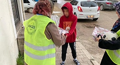 Yetim ve öksüz çocukları sevindirdiler