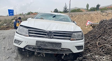 Yoldan çıkan otomobil bankete düştü