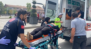 Yolun karşısına geçmek isterken canından oluyordu