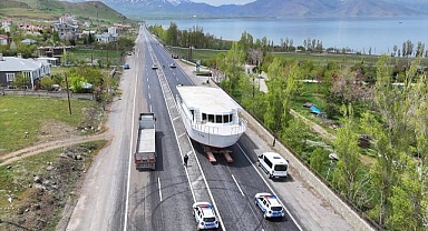 110 tonluk tekne 8 saatte yerine taşındı