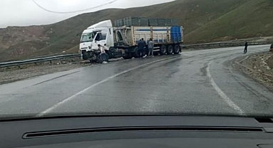 2 tır kafa kafaya çarpıştı