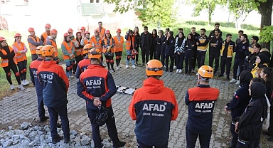 AFAD öğretmen, öğrenci ile gönüllüleri eğitiyor