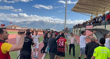 Amatör lig maçında taraftarlar birbirine girdi