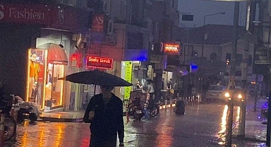 Aniden bastıran yağmur caddeleri göle çevirdi