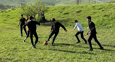 Boş arazide ter döken gençler futbol sahası istiyor