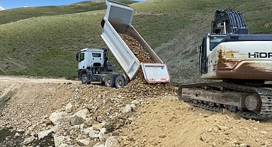 Bozulan köy yolları onarılıyor