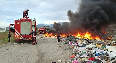 Çıkan yangında dumanlar göğe yükseldi