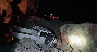 Dev kayalar karayolunu ulaşıma kapattı