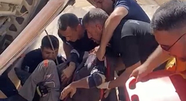 Devrilen kamyonda sıkıştı