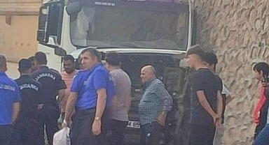 Direksiyon hakimiyetini kaybedince duvara çarptı