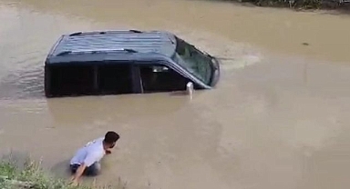 Direksiyon hakimiyetini kaybedince su kanalına uçtu