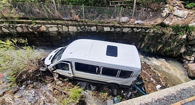 Erzurum'da minibüs dereye devrildi