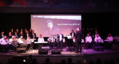 Erzurumlu sanatçı İbrahim Erkal, şarkılarıyla anıldı