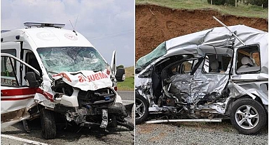 Feci kazada ambulansla otomobil çarpıştı!