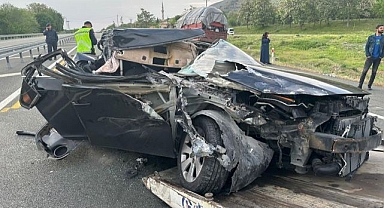 Feci kazada araç hurda yığınına döndü