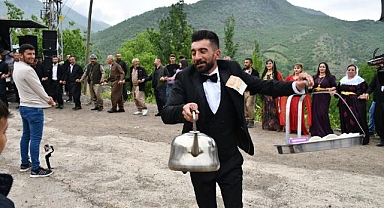 Fenomen çaycı kendi düğününde çay dağıttı