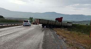Hakimiyetini kaybeden tır şarampole girdi