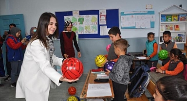 Hayırsever iş kadını minikleri sevindirdi