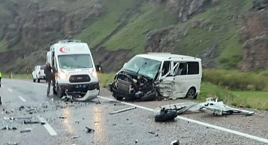İki aracın çarpıştığı kazada ölü sayısı 3’e yükseldi