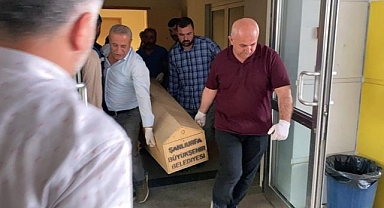 İnşaat malzemelerinin altında kaldı