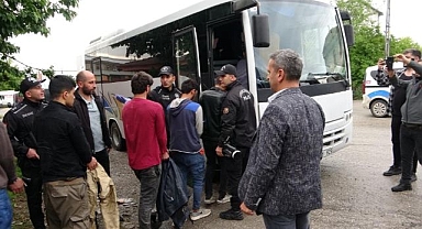 İş yerinden kaçak göçmen fışkırdı